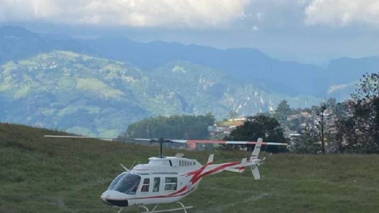 Helicópteros contratados por migrantes trasladaron a los habitantes de Chapula a albergues tras las fuertes lluvias que dejaron la comunidad destruida e incomunicada.