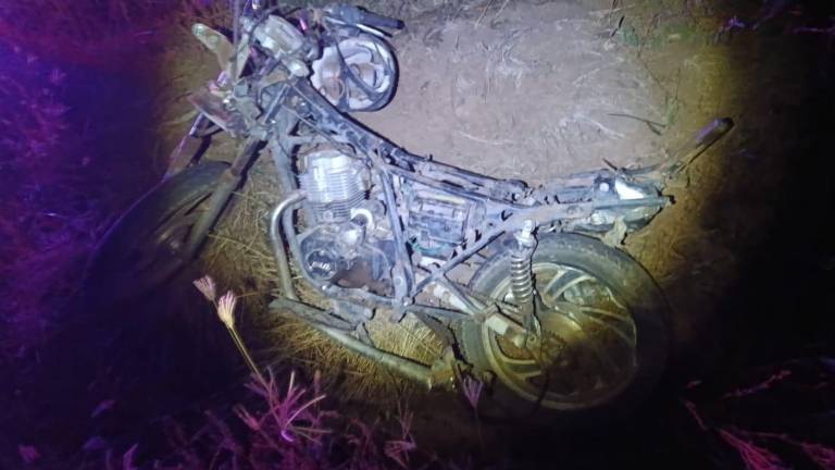 La motocicleta donde viajaba la víctima terminó destruida y fuera de la carretera tras la fuerte colisión.