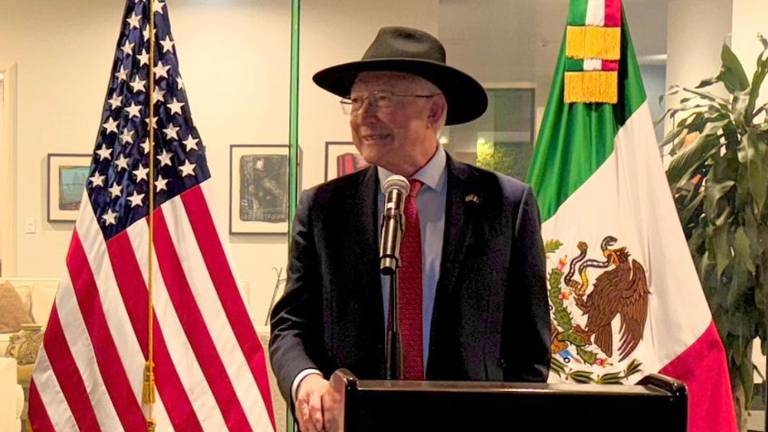 Ken Salazar, ex Embajador de Estados Unidos en México, cuando Ismael “El Mayo” Zambada fue trasladado a su País.