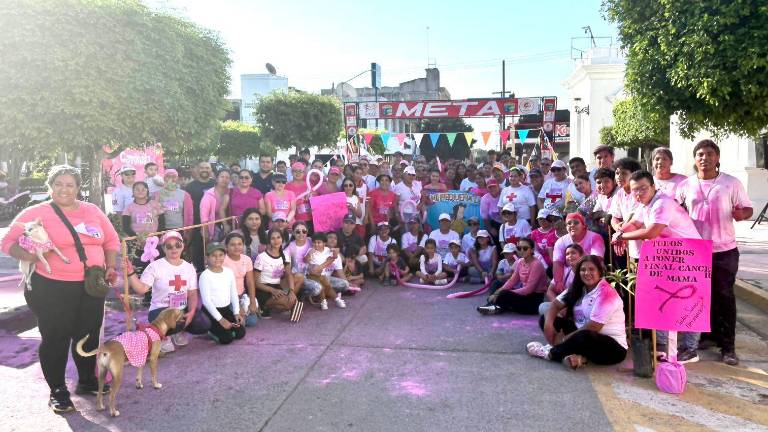 Durante el recorrido, se realizaron lanzamientos de polvo de color y se colocaron listones con frases alusivas en los árboles.
