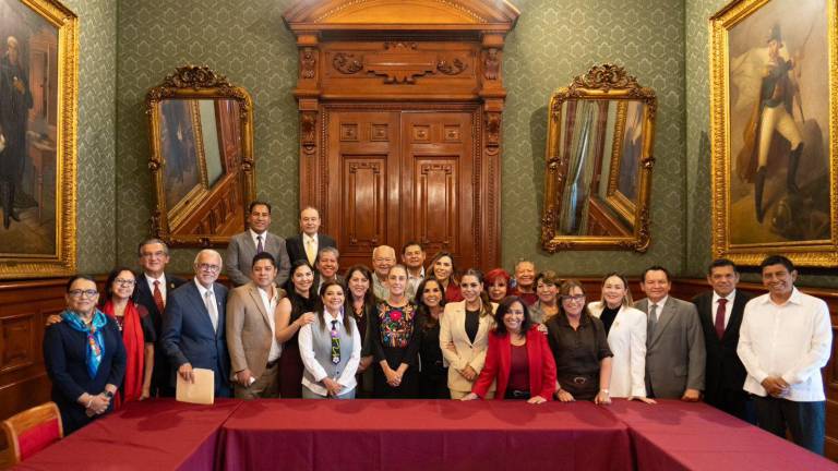 La Presidenta de México Claudia Sheinbaum Pardo con gobernadoras y gobernadores en Palacio Nacional.