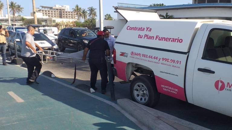 Tragedia en el malecón de Mazatlán: muere mujer tras caer a escalera de acceso a la playa