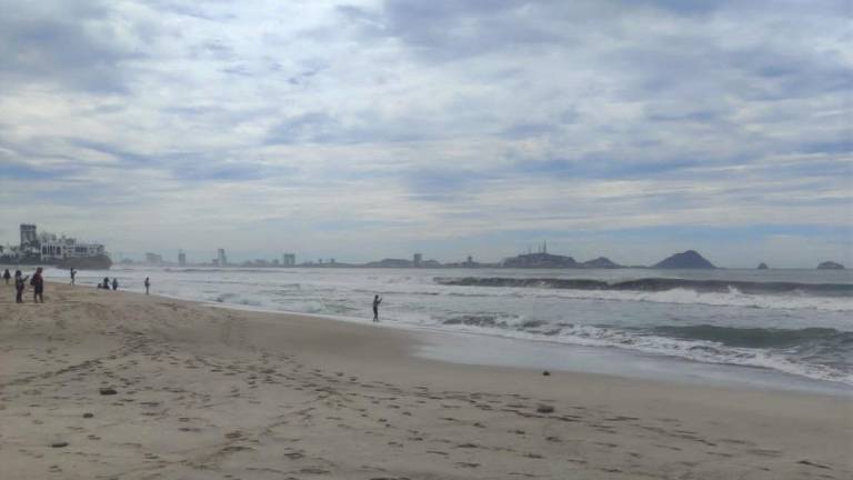 Algunas playas mazatlecas permanecen cerradas.