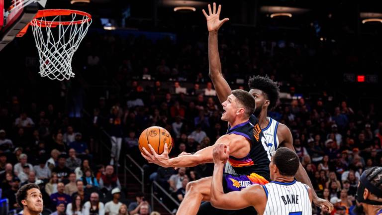 Los Suns lograron imponerse en un partido de alta tensión.