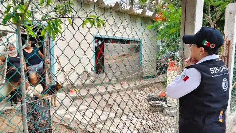 La titular del Sistema Nacional de Protección Civil en una comunidad del municipio de Comondú.