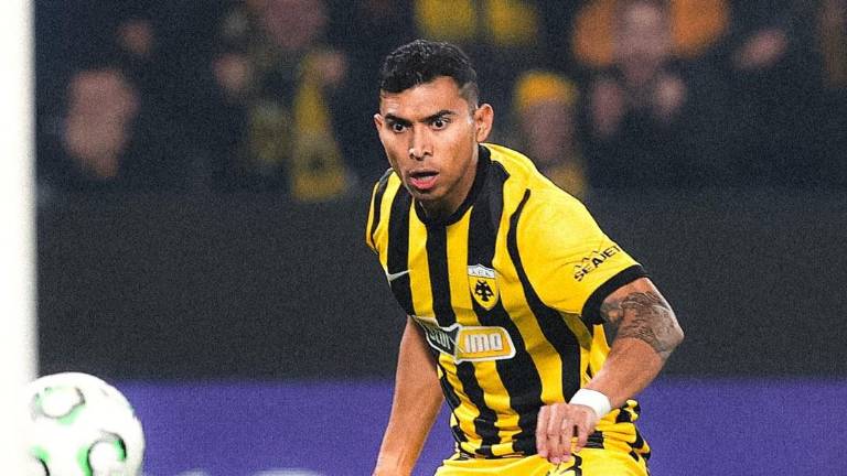 El equipo de Orbelín Pineda pasó de la eliminación a la clasificación con dos goles en tiempo añadido.