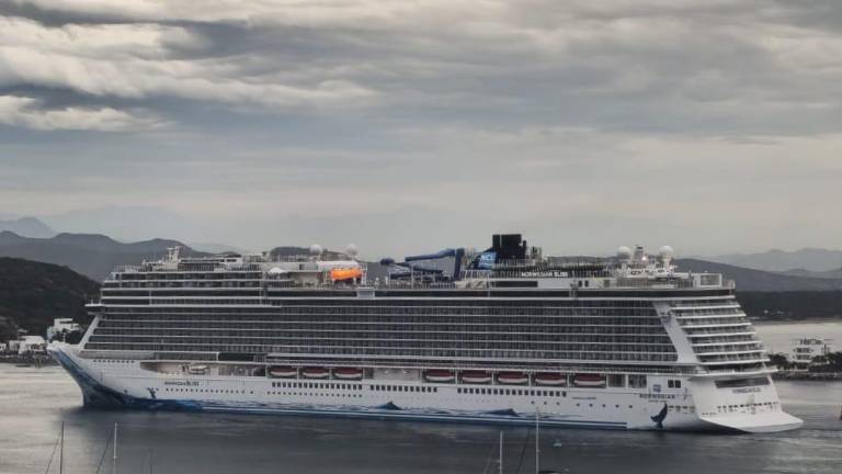 Entrada del crucero turístico Norwegian Bliss a Mazatlán.