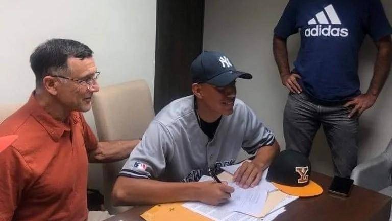 Jorge Aldair Luna Rodríguez firma para la organización de Yanquis.