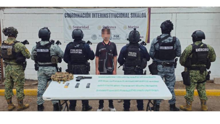El detenido, junto con el arma, las municiones y la droga asegurada, fue puesto a disposición del Ministerio Público.