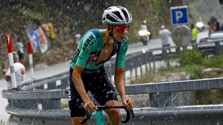 La tercera etapa de la Vuelta a Españase suspendió por granizada.