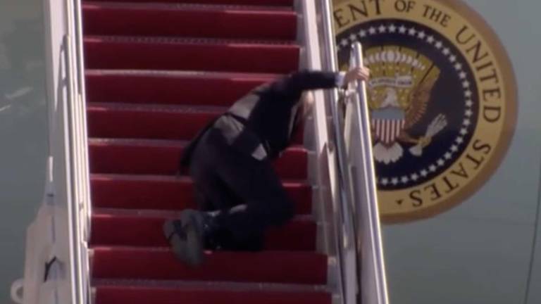 Biden cae tres veces en las escaleras del Air Force One