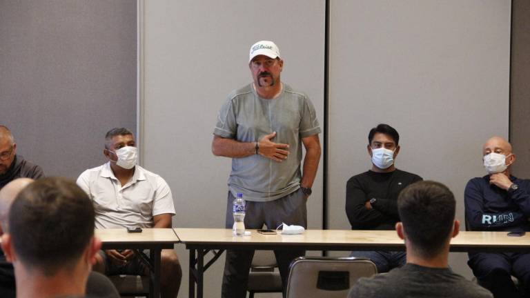 Benjamín Gil da una plática a su equipo.