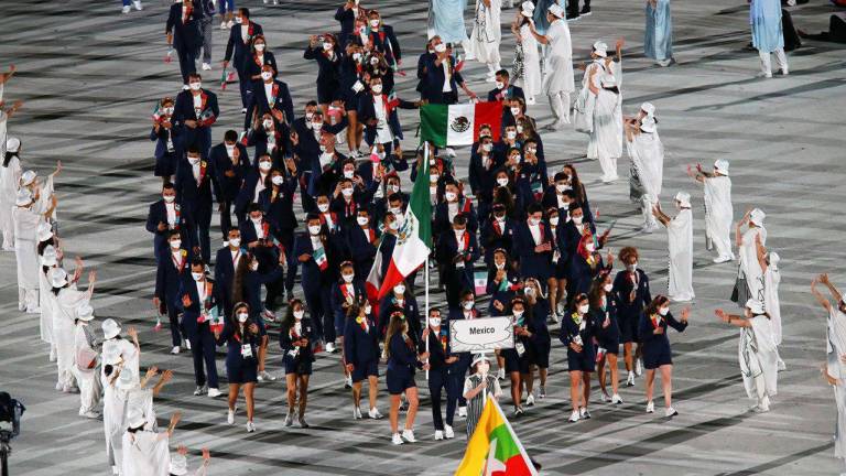 Rommel Pacheco y Gaby López desfilan como abanderados de México en Tokio 2020