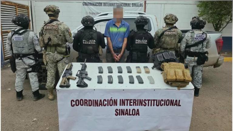 Además de los detenidos, se aseguró una camioneta, dos fusiles calibre 5.56x45 milímetros, 12 cargadores, 339 cartuchos y dos chalecos balísticos.