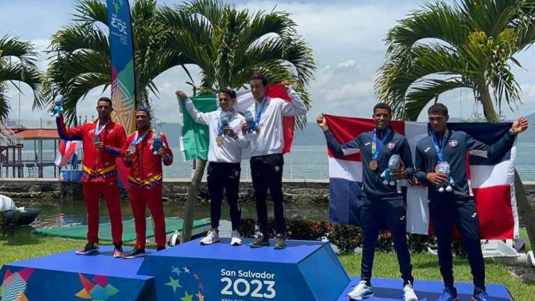Medallistas mexicanos de remo en San Salvador 2023, en lo más alto del podio.