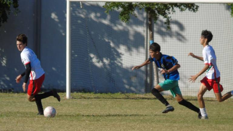 Buenos encuentros se observaron en la cuarta jornada de la Liga Estudiantil de futbol.