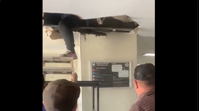 Trabajadores de la salud y seis usuarios solo pudieron salir a través de un plafón al dejar de funcionar un elevador del Hospital General Regional 46, en Guadalajara.