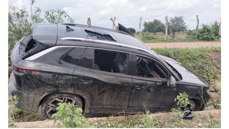 Como parte de la escena del acontecimiento, fue asegurada una camioneta Volkswagen Tiguan, modelo 2026 color negro.