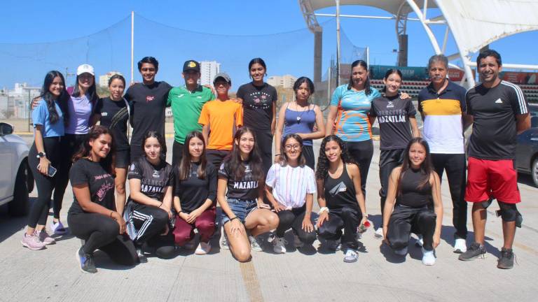 Los atletas mazatlecos, listos para competir en el Macro Regional de atletismo.