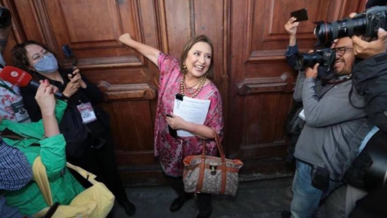 La Senadora Xóchitl Gálvez en una de las puertas de Palacio Nacional por donde busca entrar a la conferencia mañanera el Presidente Andrés Manuel López Obrador.