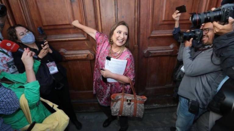 La Senadora Xóchitl Gálvez en una de las puertas de Palacio Nacional por donde busca entrar a la conferencia mañanera el Presidente Andrés Manuel López Obrador.