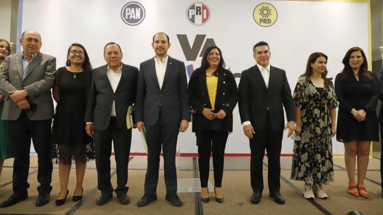 Los dirigentes de los partidos coaligados en la conferencia de prensa.