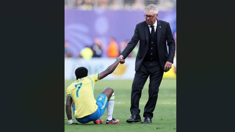 Carlo Ancelotti levanta a Vinicius Jr. tras la eliminación de Brasil en la Copa del Mundo.