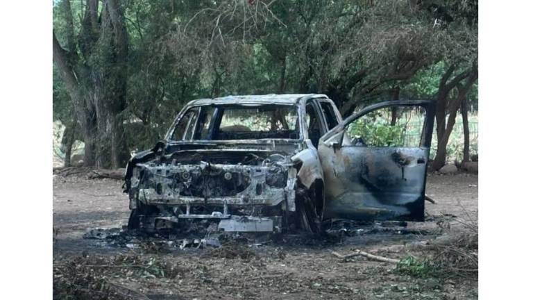 El cuerpo fue hallado en la caja de una de las camionetas calcinadas.