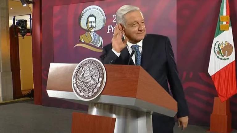 Señal del Presidente Andrés Manuel López Obrador cuando lo cuestionaban sobre el caso de Lagos de Moreno.