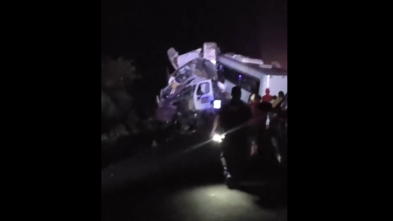 El choque frontal de un autobús de pasajeros contra un tráiler provocó la muerte de cuatro personas y dejó una veintena de heridos.