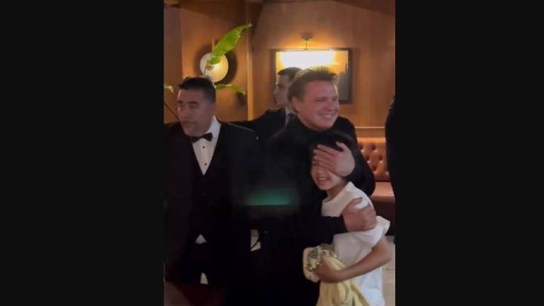 Luis Miguel saluda a uno de sus fans más pequeños en un restaurante de Chile.