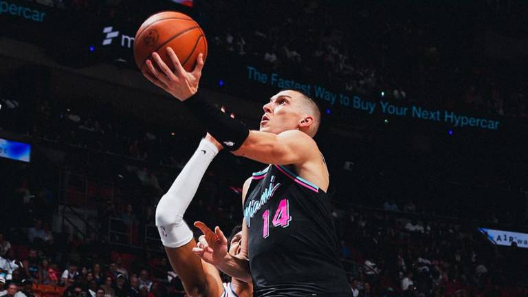 Tyler Herro fue clave para la remontada del Heat sobre los 76ers.