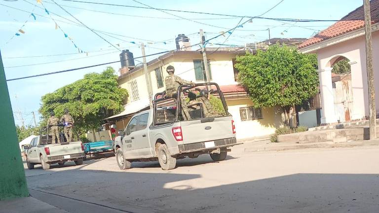 Elementos de fuerzas federales mantienen un operativo este sábado en Agua Verde, Rosario.