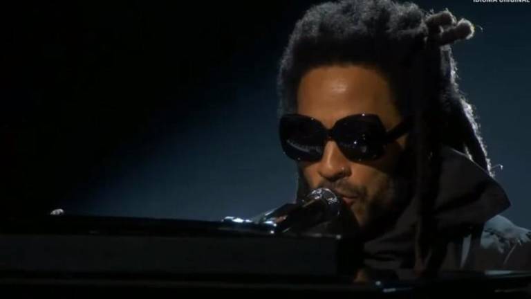 Canta Lenny Kravitz el segmento ‘In memoriam’; no incluyen a López Tarso