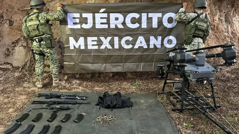 Elementos del Ejército Mexicano aseguraron un dron industrial, armas, cargadores y cartuchos durante un operativo.