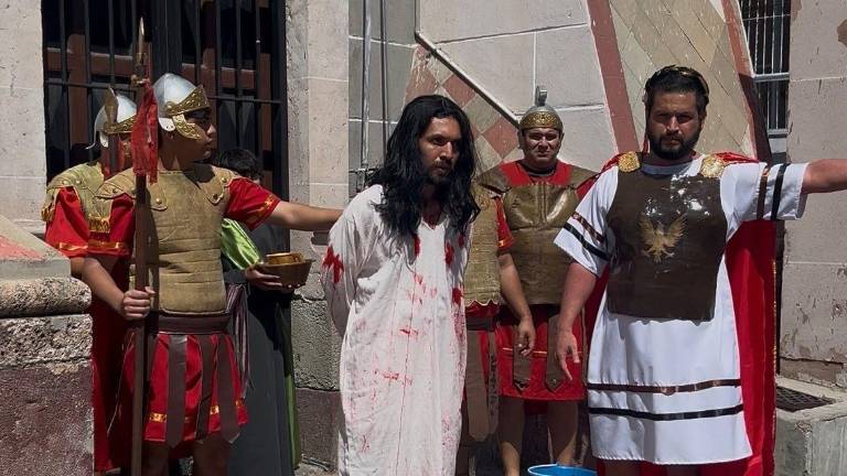 Catedral de Mazatlán congrega a fieles y turistas en solemne Viacrucis.