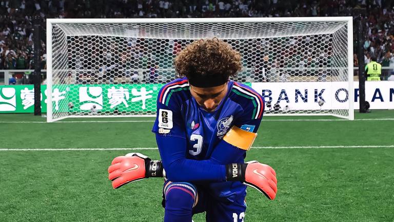 Guillermo Ochoa recibe reconocimiento de FIFA.