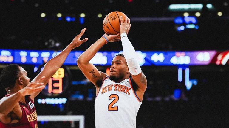 Los Knicks de Nueva York vencieron 119-111 a los Cavaliers de Cleveland en su primer partido bajo el mando de Mike Brown.