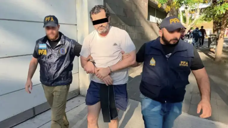 El Contralmirante Fernando Farías Laguna se encuentra detenido en Argentina.