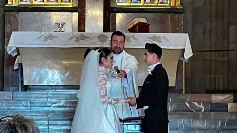 Antonieta Gaxiola y Daniel Corral llegan al altar.