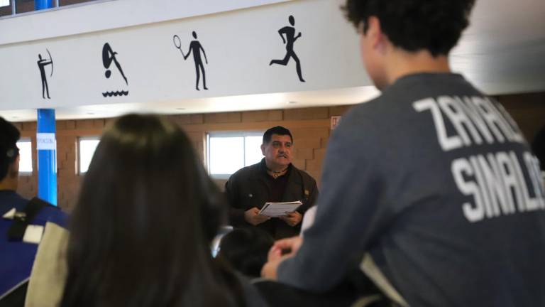 Enrique Inzunza Osuna realiza ejercicios con los deportistas para poder relajarse.