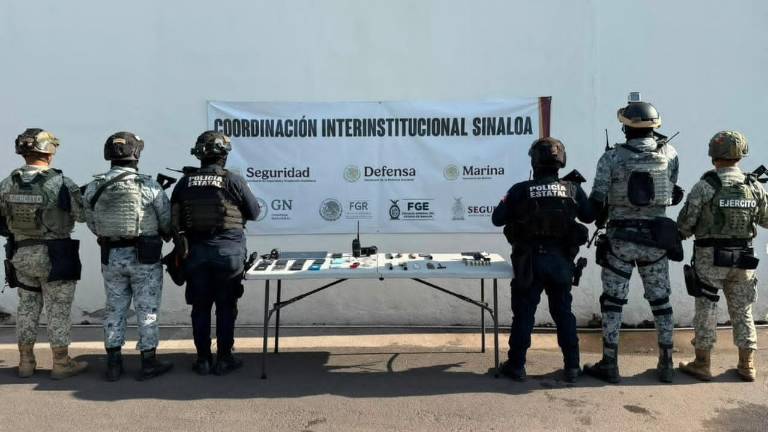 Elementos de seguridad resguardan los objetos asegurados tras una revisión al interior del penal de Culiacán.