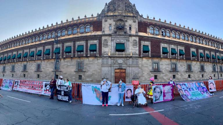 Una de las protestas de familias de personas desaparecidas frente a Palacio Nacional.