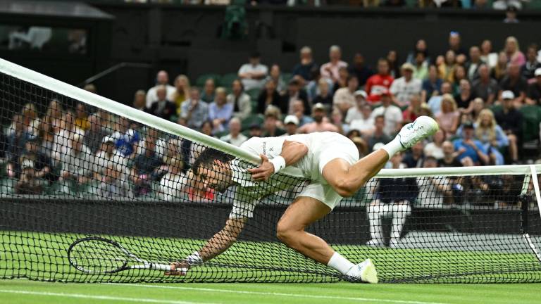 Novak Djokovic se encuentra arriba en el partido.