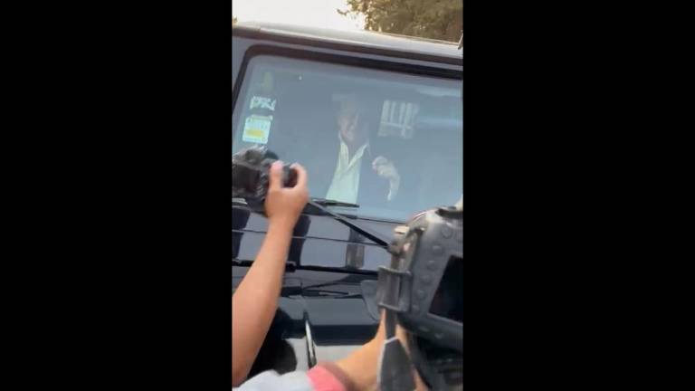 A las 19:30 horas del lunes 19 de abril, sonriente, de traje negro y camisa blanca, con un habano en mano y sin hacer declaraciones, Alonso Ancira Elizondo abandonó el Reclusorio Preventivo Varonil Norte.