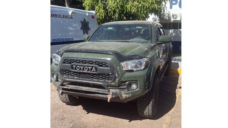 Una camioneta Toyota Tacoma localizada por la Policía Estatal contenía cargadores para fusil AK-47 en su interior.