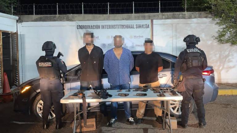 Tres hombres fueron detenidos por la PEP; les aseguraron cuatro armas, 330 cartuchos y un vehículo robado.