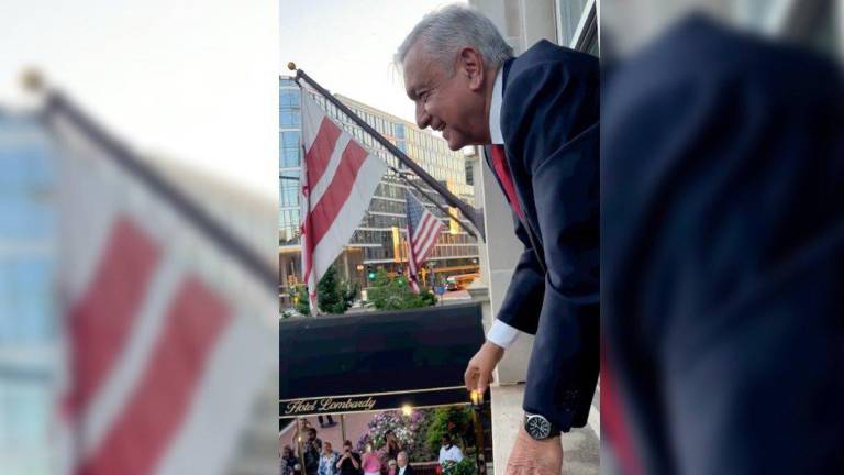 Andrés Manuel López Obrador saluda a migrantes mexicanos desde el hotel, en Washington.