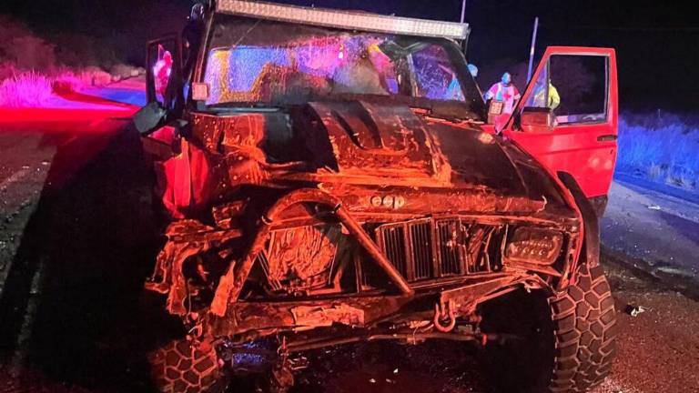 El fuerte choque registrado la noche del miércoles en la carretera Los Mochis-Choix dejó tres personas sin vida y dos lesionadas.