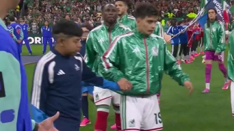 Gilberto Mora salió al campo junto a un niño casi de su tamaño.